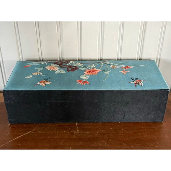 Chinese Embroidered Jewelry Box Butterfly Floral Motif Vintage Keepsake Holder - Picture 4 of 4